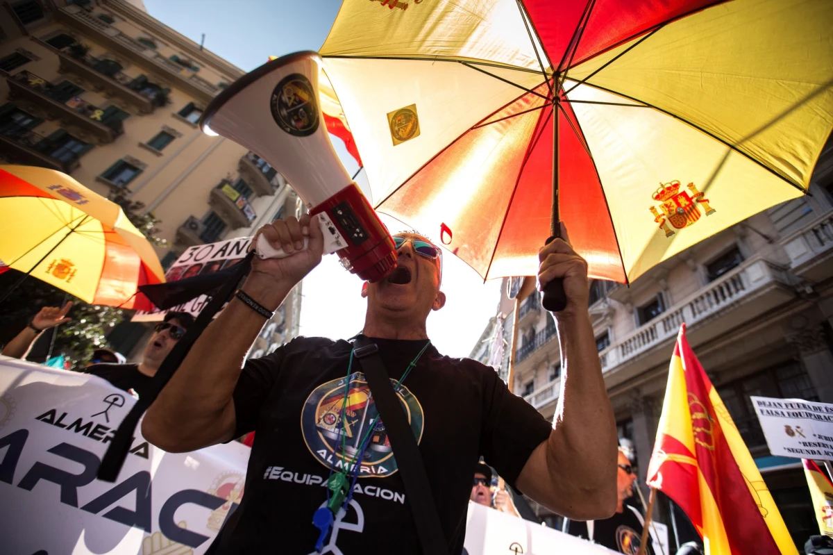 Katalońscy separatyści starli się w dziś z policją w Barcelonie, gdzie tysiące ludzi wyszło na ulice. Dwa dni przed rocznicą referendum w sprawie niepodległości Katalonii w stolicy regionu demonstrują zarówno zwolennicy secesji, jak i jej przeciwnicy.