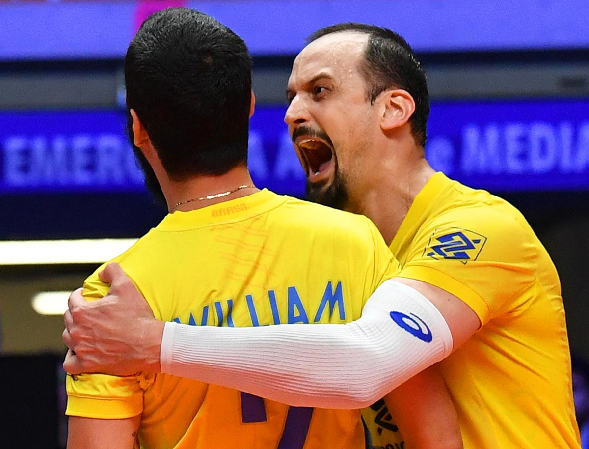 Brazylia pierwszym finalistą mistrzostw świata! "Canarinhos" pokonali Serbię 3:0 (25:22, 25:21, 25:22). Brazylijczycy dominowali przez całe spotkanie. Świetnie prezentowali się przede wszystkim środkowi z Kraju Kawy. Podopieczni Renana Dal Zotto walczyli o szósty w historii i piąty z rzędu finał mistrzostw świata. 