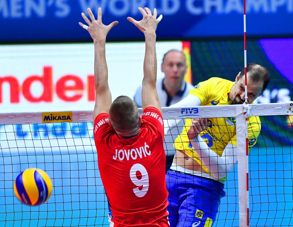 Brazylijscy siatkarze, pokonując w Turynie Serbów 3:0, po raz piąty z rzędu awansowali do finału mistrzostw świata, ale jak zaznaczył Luiz Felipe Fonteles, okoliczności w kolejnych edycjach były różne. "Za każdym razem to była inna historia" - zaznaczył.