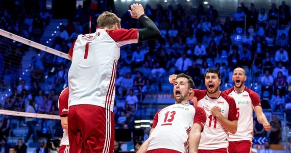 Mamy medal siatkarskich mistrzostw świata! Po niezwykle emocjonującym spotkaniu Polacy wygrali z Amerykanami w półfinale 3:2 (25:22, 25:20, 23:25, 20:25, 15:11). Mecz rozpoczął się fenomenalnie dla Polaków, później dwa sety wygrali Amerykanie, ale biało-czerwonym udało się doprowadzić do tie-breaka i wygrać całe spotkanie. W polskim zespole fantastycznie zagrał Bartosz Kurek.