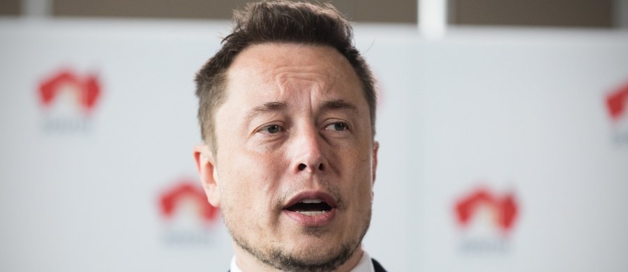 Założyciel i prezes Tesli Elon Musk zawarł w sobotę porozumienie z Amerykańską Komisją Papierów Wartościowych (SEC), na mocy którego zrezygnował ze swojej funkcji. Musi także zapłacić 20 mln dolarów kary, ale pozostanie dyrektorem generalnym firmy.