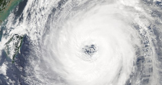 Tajfun Trami uderzył na południu Japonii. W wyniku ataku żywiołu rany odniosło co najmniej 76 osób, są znaczne utrudnienia w ruchu drogowym, anulowano ponad 1000 lotów i zamknięto międzynarodowe lotnisko Kansai, koło Osaki.
