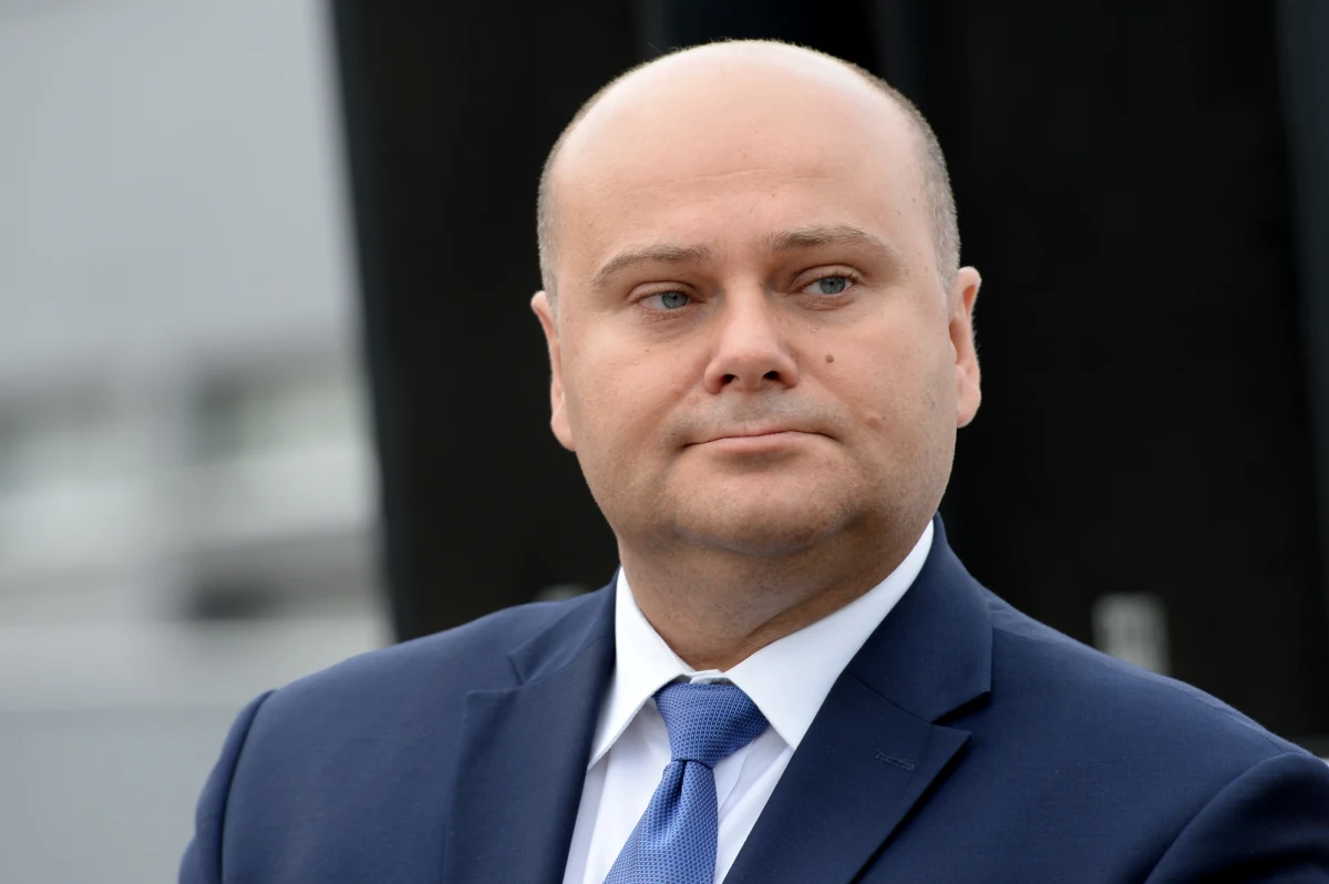 Reporterzy Superwizjera TVN przedstawili materiał o nowych koncepcjach budowy drogi S12 w Radomiu, wobec którego protestują mieszkańcy. Część mieszkańców gminy Kowala wierzy, że zdecydowano o zmianie przebieg trasy drogi, by na odszkodowaniach mógł zarobić wpływowy inwestor, który ma powiązania z politykami Prawa i Sprawiedliwości.