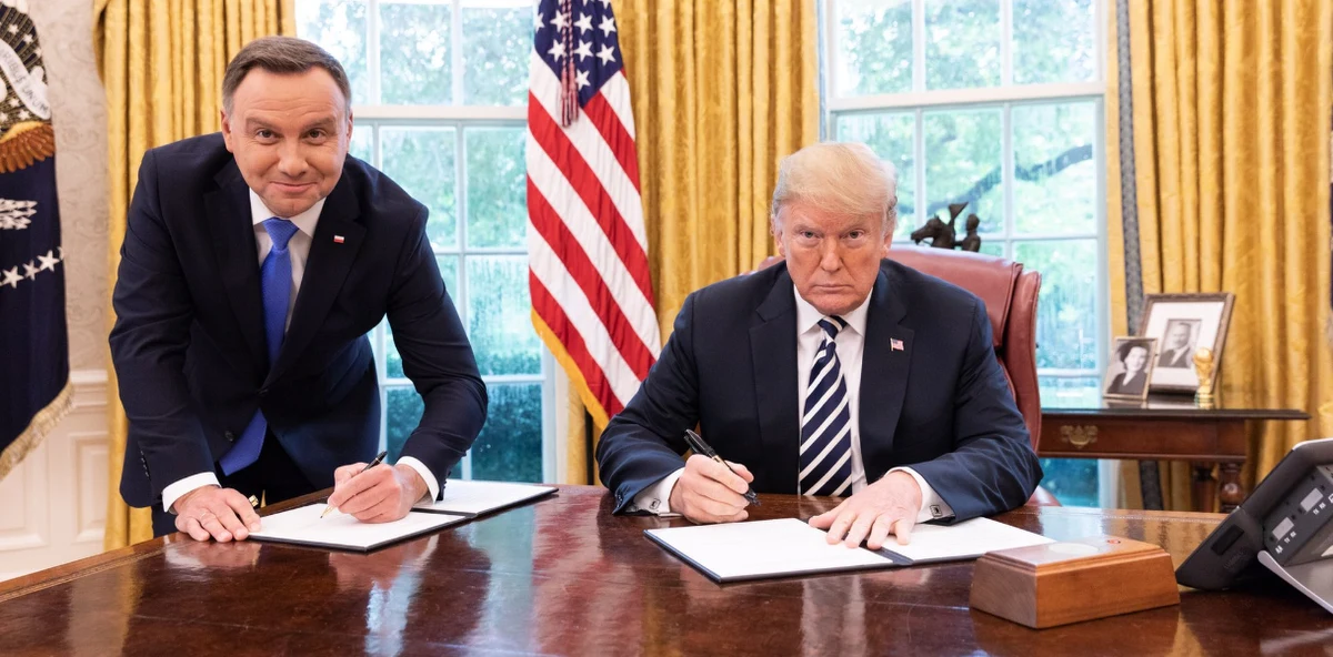 Prezydent Andrzej Duda w wywiadzie dla tygodnika „Sieci” opowiedział o kulisach swojego niedawnego spotkania z przywódcą USA Donaldem Trumpem. Odniósł się też do zdjęcia, na którym podczas podpisywania w Białym Domu deklaracji stoi, a prezydent Trump siedzi przy biurku. Ta fotografia wywołała falę krytycznych komentarzy. 