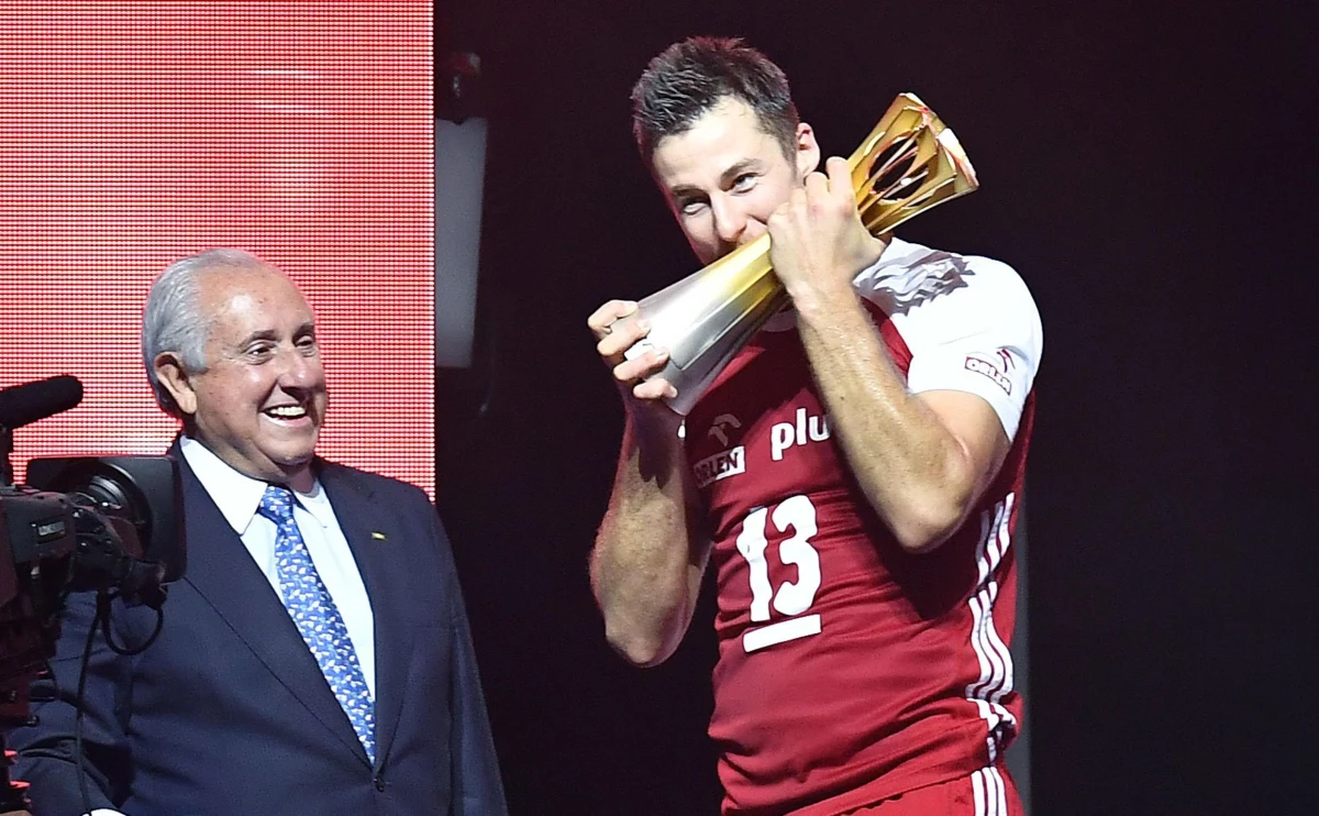 Biało-czerwoni wygrali z Brazylią w finale siatkarskich mistrzostw świata 3:0. To był piękny wieczór w Turynie, ale radość z wygranej zepsuło naszym siatkarzom niedociągnięcie organizatorów.​ Mistrzowie świata po wygranej z "Canarinhos" odebrali złote medale i unieśli w górę puchar dla najlepszej drużyny globu, ale nie usłyszeli "Mazurka Dąbrowskiego". 