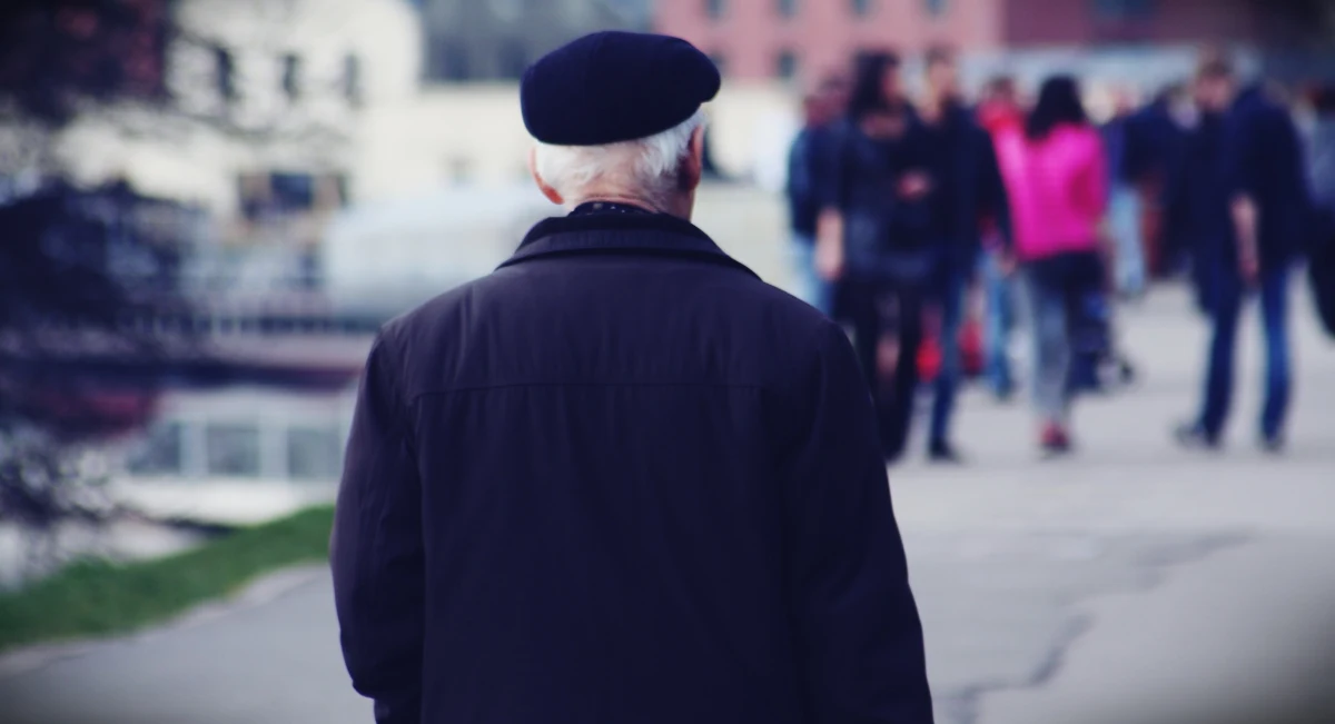 Często mówi się i pisze o pogardzie elit do tłumu lub salonu do plebsu. Przybiera ona wielorakie formy i uzewnętrznia się na różne sposoby. Raz mamy do czynienia z ostentacyjnym lekceważeniem, kiedy indziej z subtelną, zawoalowaną drwiną. Istota sprawy pozostaje natomiast jedna i ta sama: niezbywalna potrzeba okazania przez uważających się z racji wykształcenia bądź pozycji zawodowej wyższości nad tymi, którzy nie mają uniwersyteckich dyplomów i nie piastują żadnych funkcji w życiu publicznym.