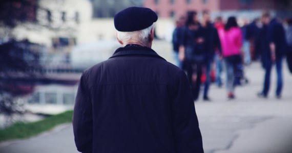 Często mówi się i pisze o pogardzie elit do tłumu lub salonu do plebsu. Przybiera ona wielorakie formy i uzewnętrznia się na różne sposoby. Raz mamy do czynienia z ostentacyjnym lekceważeniem, kiedy indziej z subtelną, zawoalowaną drwiną. Istota sprawy pozostaje natomiast jedna i ta sama: niezbywalna potrzeba okazania przez uważających się z racji wykształcenia bądź pozycji zawodowej wyższości nad tymi, którzy nie mają uniwersyteckich dyplomów i nie piastują żadnych funkcji w życiu publicznym.