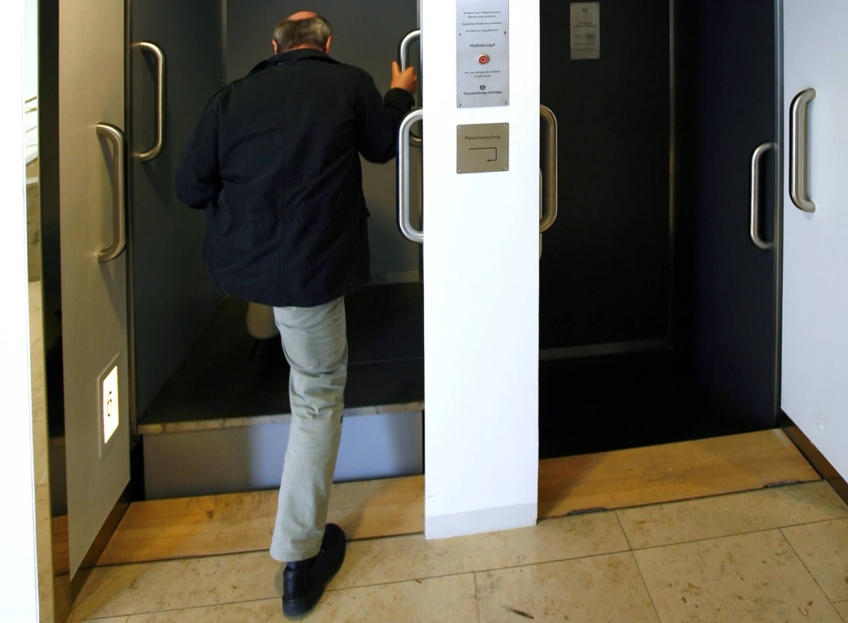 Pracownicy budynku komunalnego w Alby w Szwecji wezwali wcześnie rano mechaników do nieczynnej windy. Ci znaleźli w niej nieprzytomnego mężczyznę. 