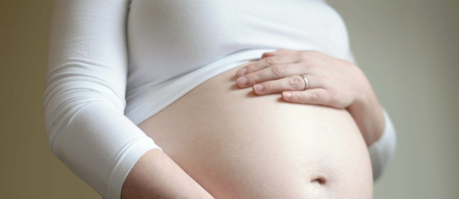 ​Amerykańskie Centra Kontroli i Prewencji Chorób (CDC) biją na alarm. Od 2013 roku liczba przypadków kiły wrodzonej wzrosła ponad dwukrotnie. ​Osiem na dziesięć zarażonych kobiet przekazuje ją swoim nienarodzonym dzieciom przez łożysko. W ponad 40 proc. przypadków prowadzi to do urodzenia martwego dziecka lub jego śmierci tuż po porodzie.