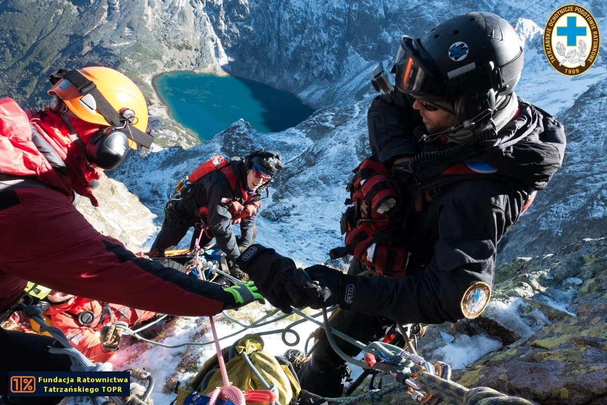 W nocy z niedzieli na poniedziałek ratownicy TOPR ściągali z Tatr trójkę turystów, którzy utknęli na Zadnim Kościelcu oraz taterniczkę, która doznała kontuzji wspinając się w rejonie Mnicha.