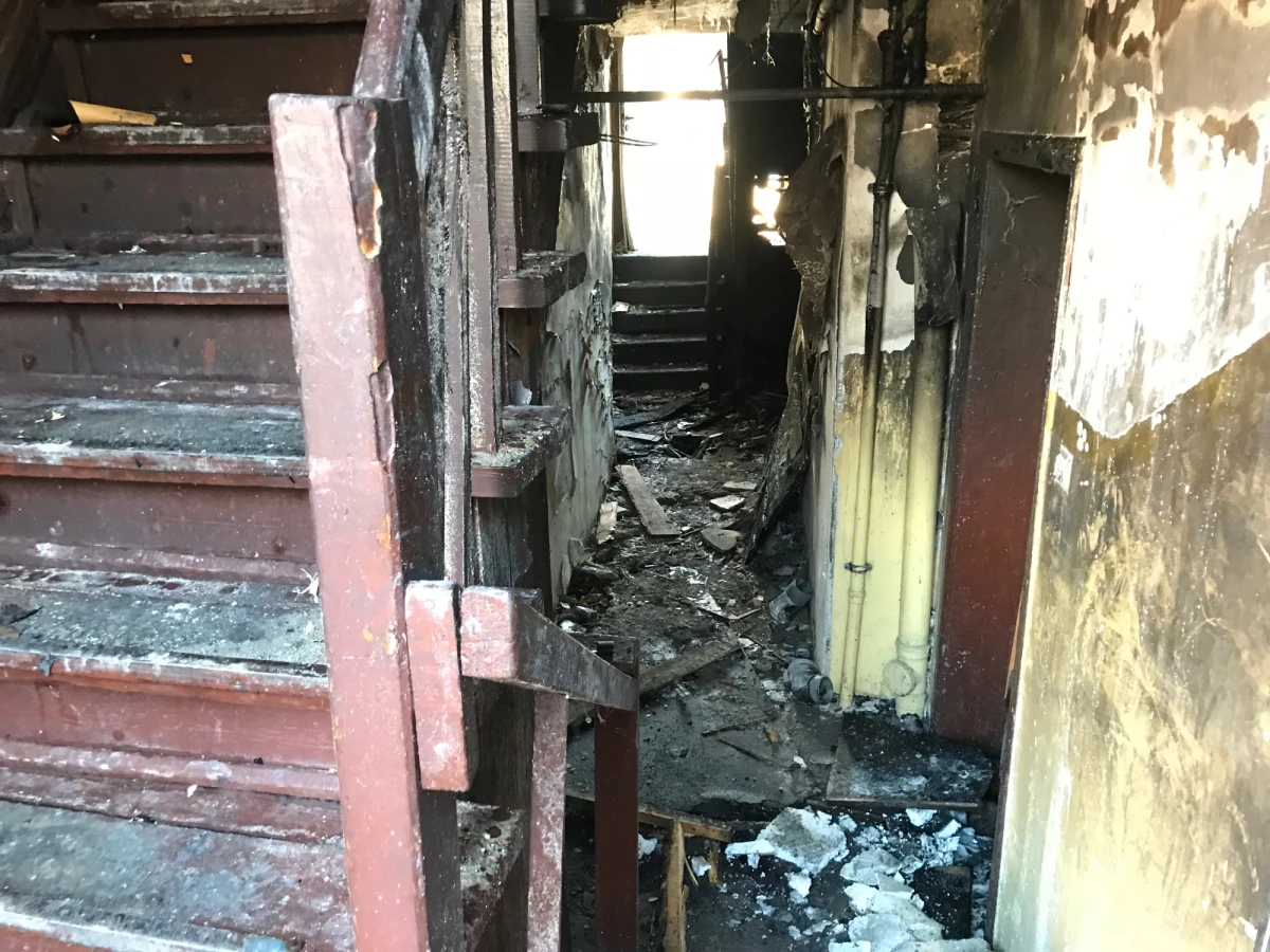 W nocy przy ulicy Pileckiego w Lęborku w województwie pomorskim zapaliła się trzy kondygnacyjna kamienica. Ewakuowano 25 osób, 12 musiało trafić do szpitali. Większość wyszła już ze szpitali.