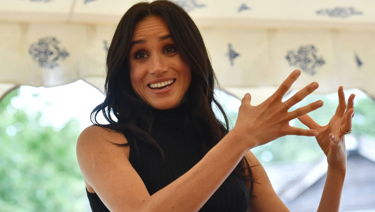 Przyrodnia siostra księżnej Sussex, żony księcia Harry'ego, przyleciała do Londynu. Samantha Markle pragnie spotkać się z księżną, by omówić z nią kwestie rodzinne. Szczególnie martwi ją brak kontaktu Meghan z ojcem. 74-letni Thomas Markle choruje na serce. 