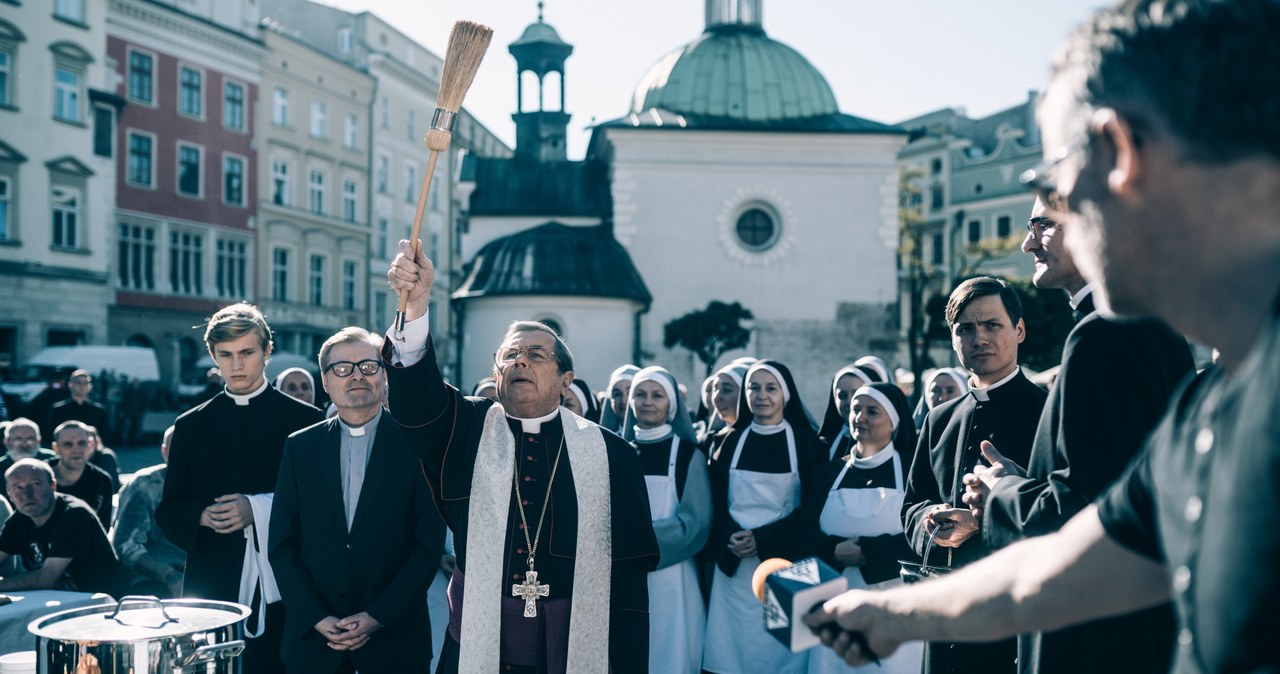 Polscy widzowie tłumnie ruszyli do kin, żeby obejrzeć nagrodzony na festiwalu w Gdyni najnowszy film Wojciecha Smarzowskiego. Podobno Związek Podhalan miał naciskać na dzierżawcę kina Giewont w Zakopanem, żeby "Kleru" nie wyświetlać.