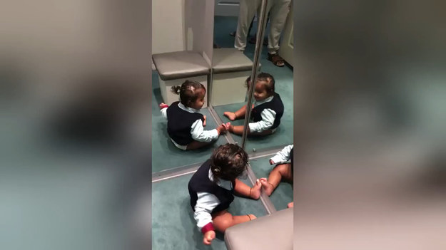 Reakcja dziecka na odbicia lustrzane w przebieralni. 