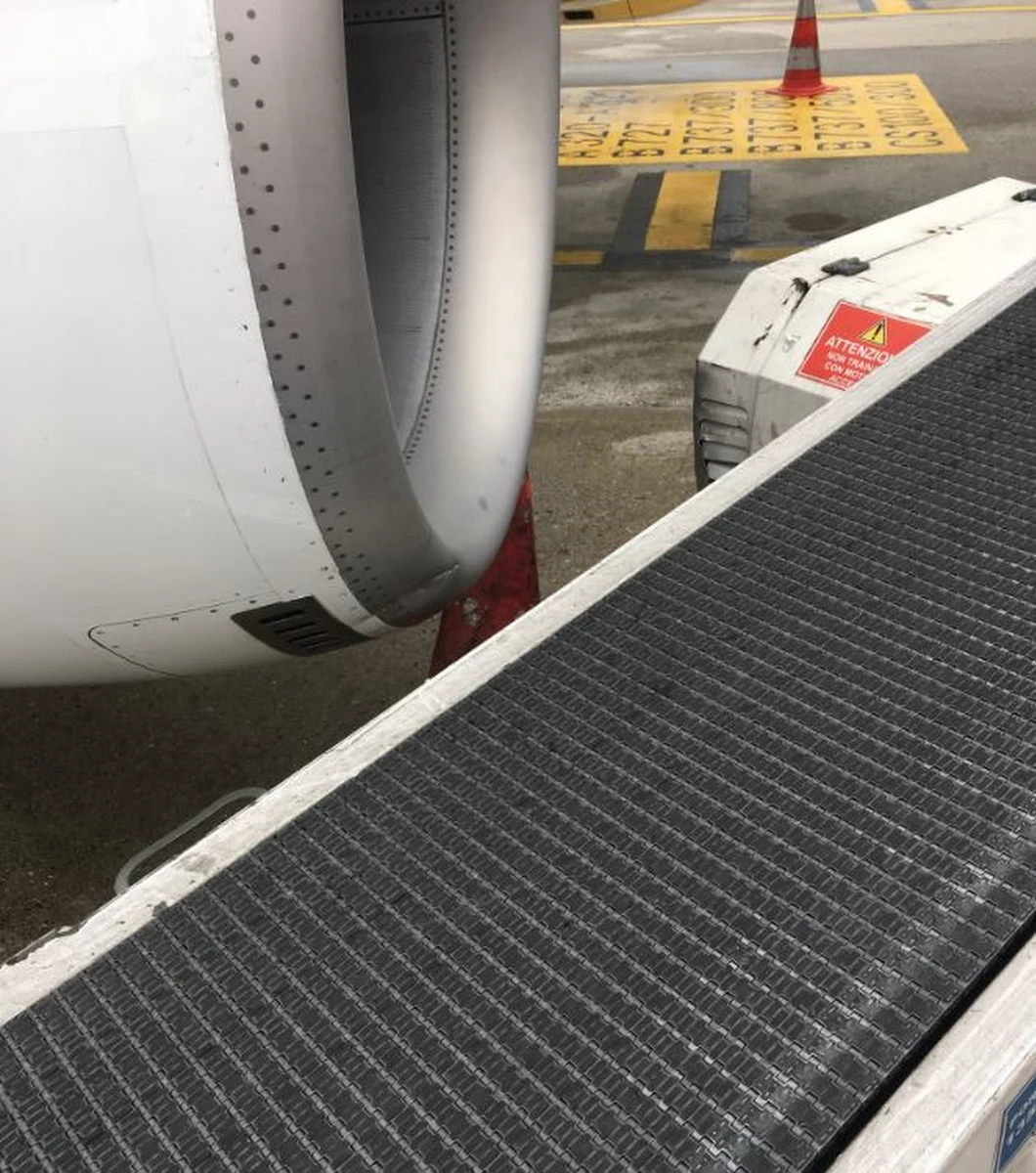 Samolot, którym mieli wrócić do Polski nasi siatkarze, został uszkodzony na lotnisku w Mediolanie – taką informację przekazał Adrian Kubicki, rzecznik prasowy PLL LOT. Przewoźnik wysłał do Włoch zastępczego embraera. Siatkarska reprezentacja ma wylądować w Warszawie około godz. 17:45.