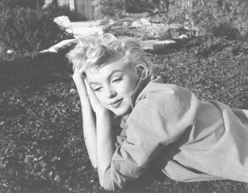 Choć odeszła 56 lat temu, nadal uznawana jest za ikonę – ideał kobiecości i seksapilu. Jej życie to wiele znaków zapytania, a fani pragną poznać wszystkie sekrety gwiazdy. Niedawno ujawniono okoliczności narodzin artystycznego pseudonimu, dzięki któremu Norma Jeane Baker stała się Marilyn Monroe.