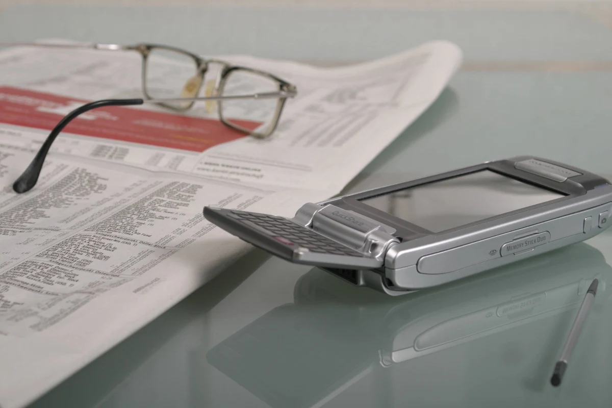 Coraz więcej kobiet jest twierdzi, że ma takie same szanse na rynku pracy jak mężczyźni na tych samych stanowiskach. Większość nie ma jednak złudzeń, że w kwestii zarobków jest daleko od równouprawnienia - wynika z najnowszego sondażu CBOS. 11 proc. mężczyzn uważa, że pracująca kobieta szkodzi życiu rodzinnemu. Podobnego zdania jest osiem procent kobiet. 