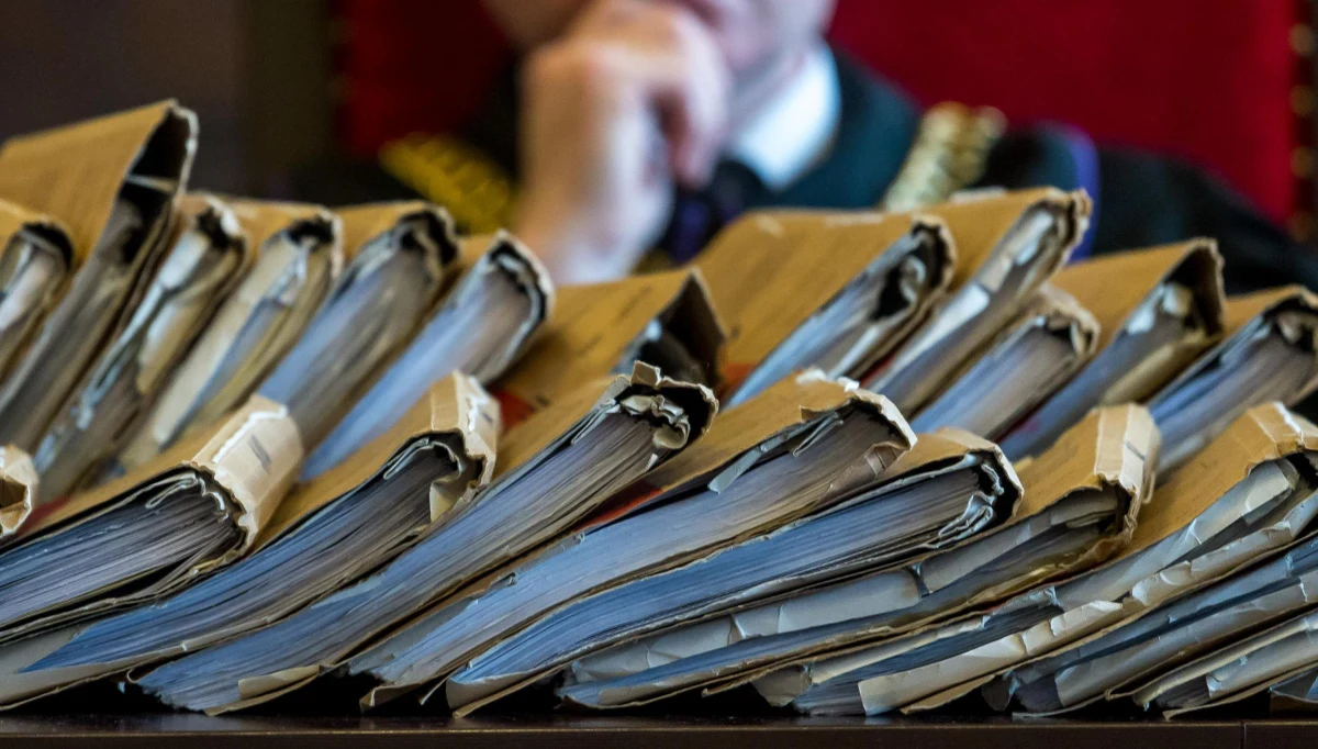 Do Sądu Okręgowego w Rzeszowie wpłynęło pismo, w którym hiszpański Centralny Sąd Śledczy pyta o niezależność, nieusuwalność i zasady możliwej odpowiedzialności dyscyplinarnej jego sędziów. Od odpowiedzi na te pytania madrycki sąd uzależnia decyzję o wydaniu Polsce poszukiwanego listem gończym obywatela Hiszpanii. To jeden z przewidywanych skutków naruszenia wiarygodności polskiego sądownictwa w Europie. Sąd Okręgowy w Rzeszowie ogłosił, że odpowie na te pytania „bez zbędnej zwłoki”.