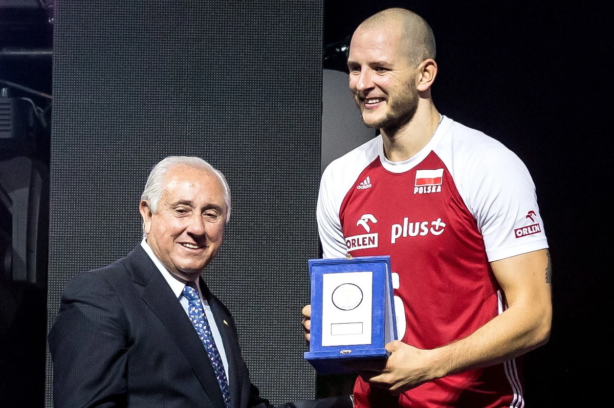 Kiedy prezydent światowej federacji siatkarskiej szykował paterę dla najbardziej wartościowego siatkarza mistrzostw świata, Bartosz Kurek spojrzał w kamerę, zasalutował, a później wskazał na swoich kolegów z drużyny i sztabu trenerskiego, jak gdyby chciał pokazać, że jego osobisty sukces to efekt wspólnej pracy. Chwilę później otrzymał nagrodę najbardziej wartościowego zawodnika mundialu. Cztery lata po tym, jak został wyrzucony z drużyny narodowej.