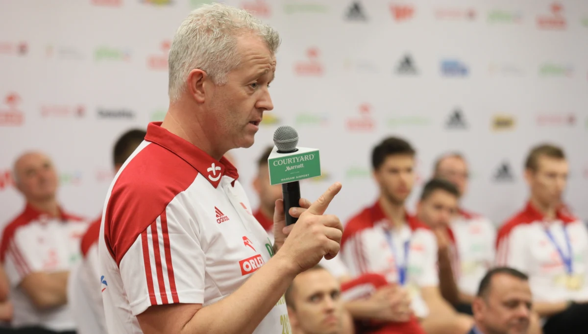 “Dostąpiłem wielkiego zaszczytu, że mogłem dekorować złotych medalistów" - przyznał minister sportu Witold Bańka na konferencji prasowej po powrocie do kraju polskich siatkarzy, którzy w niedzielę w Turynie zostali mistrzami świata. Trener Vital Heynen powiedział z kolei, że już w piątek wiedział, że jego zespół stać na złoto.