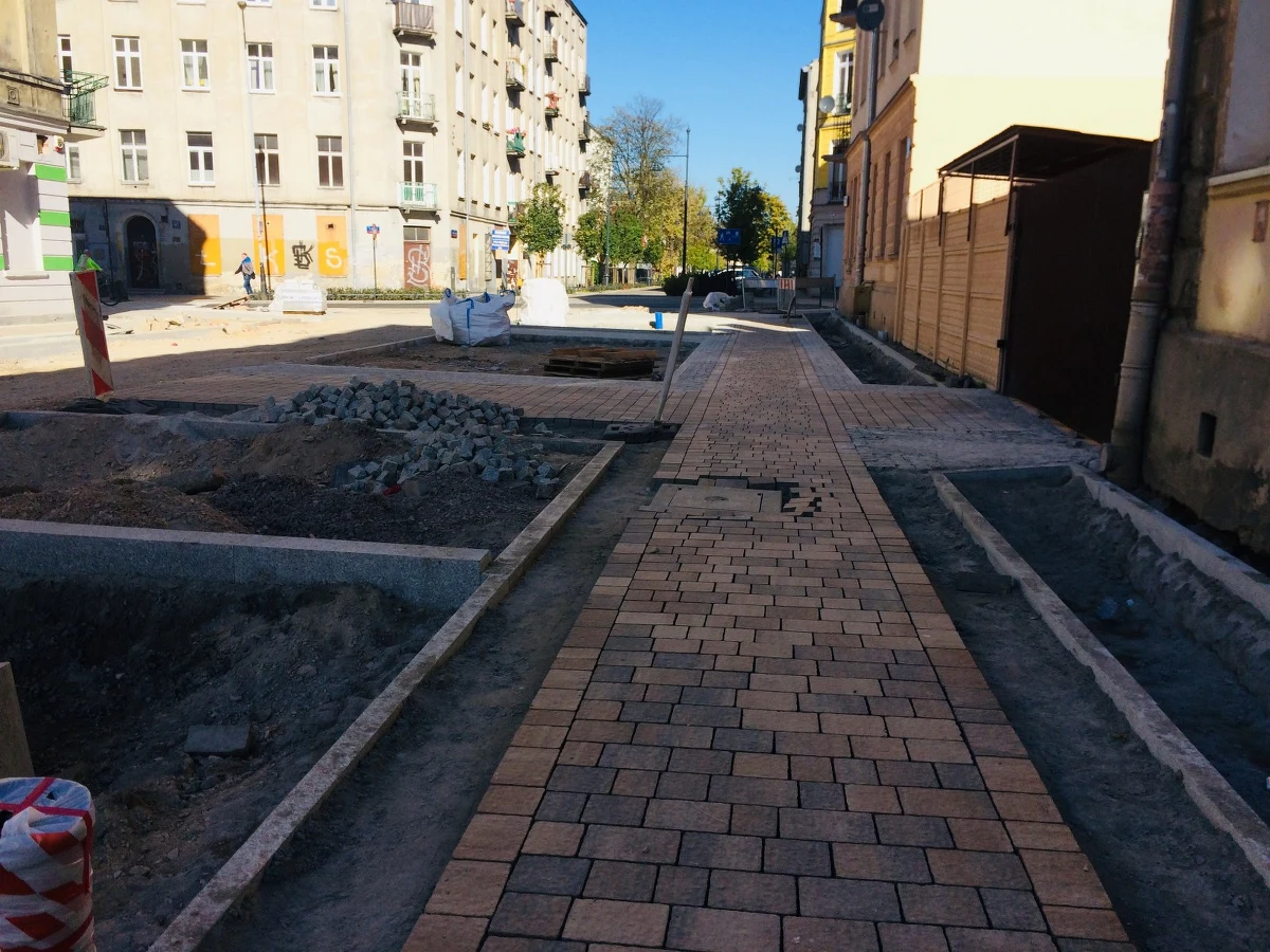 Najdłuższy "woonerf" w Polsce powstaje w Łodzi. To ulica, ze spowolnionym ruchem, gdzie piesi i rowerzyści mają priorytet. Ulica będzie mierzyła ponad pół kilometra. 