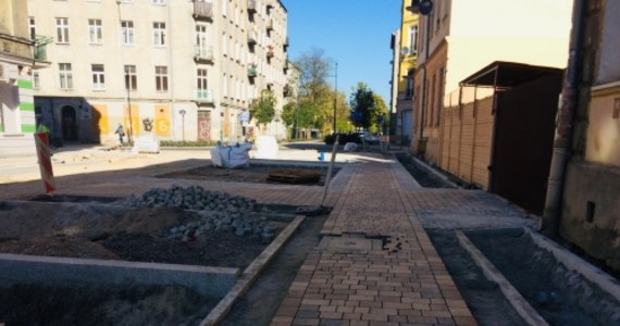Najdłuższy "woonerf" w Polsce powstaje w Łodzi. To ulica, ze spowolnionym ruchem, gdzie piesi i rowerzyści mają priorytet. Ulica będzie mierzyła ponad pół kilometra. 