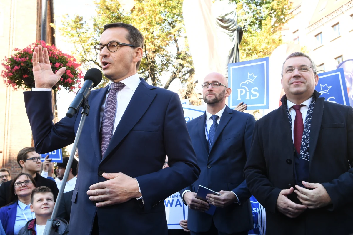 Rząd nie otrzymał treści skargi Komisji Europejskiej do Trybunału Sprawiedliwości Unii Europejskiej dotyczącej przepisów ustawy o SN; gdy ją otrzymamy, odniesiemy się - zapowiedział w poniedziałek w telewizji Polsat News premier Mateusz Morawiecki. Komisja Europejska podjęła w ubiegłym tygodniu decyzję o skierowaniu do Trybunału Sprawiedliwości UE skargi przeciwko Polsce. Chodzi o przepisy ustawy o Sądzie Najwyższym. KE występuje o rozpatrzenie sprawy przez sędziów w Luksemburgu w trybie przyspieszonym. Chce również, by TSUE wydał tymczasową decyzję zabezpieczającą (tzw. środki tymczasowe), aby do czasu wydania ostatecznego orzeczenia niektóre przepisy ustawy o Sądzie Najwyższym pozostały zawieszone.