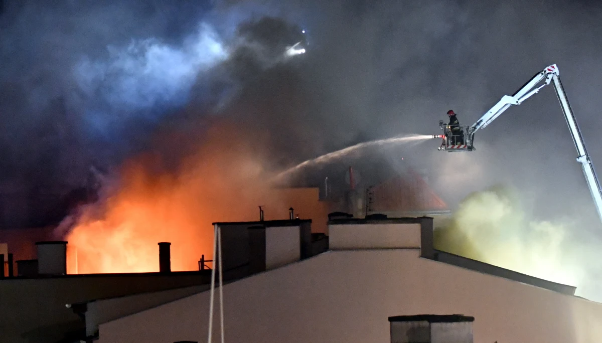 Strażakom udało się opanować pożar w kamienicy przy ul. Kaszubskiej w Szczecinie. Z ogniem walczyły 24 zastępy straży pożarnej. W wyniku pożaru jedna osoba trafiła do szpitala, a 80 zostało ewakuowanych. Strażacy muszą teraz zabezpieczyć obiekt. 
