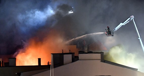 Strażakom udało się opanować pożar w kamienicy przy ul. Kaszubskiej w Szczecinie. Z ogniem walczyły 24 zastępy straży pożarnej. W wyniku pożaru jedna osoba trafiła do szpitala, a 80 zostało ewakuowanych. Strażacy muszą teraz zabezpieczyć obiekt. 
