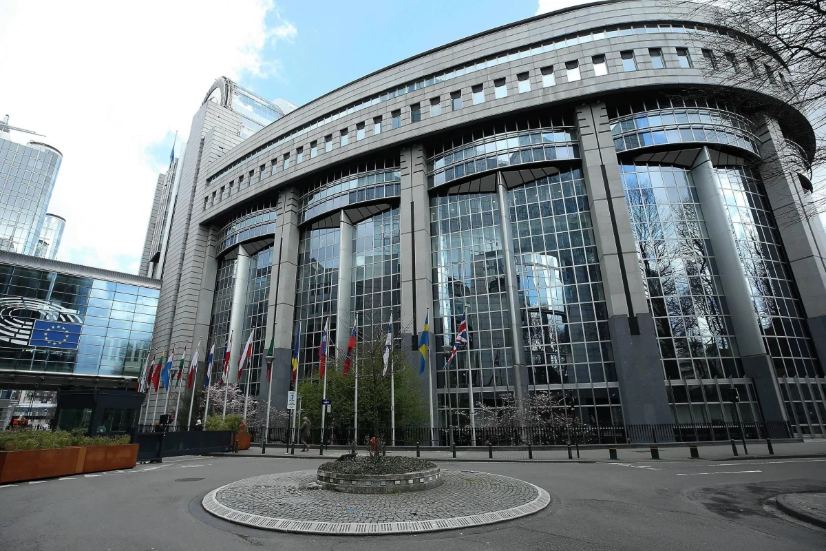 ​UE powinna mieć mechanizm monitorowania przestrzegania praworządności we wszystkich krajach - mówili europosłowie podczas poniedziałkowego posiedzenia Komisji Wolności Obywatelskich Parlamentu Europejskiego, na którym omawiano sytuację w Rumunii.