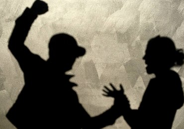 Złamany nos, krwiaki. Znany trener fitnessu oskarżony o pobicie partnerki