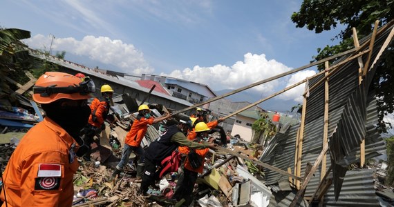 Bilans ofiar śmiertelnych piątkowego trzęsienia ziemi i nadejścia fal tsunami na indonezyjskiej Celebes wzrósł do 1234 osób. Najbardziej ucierpiało leżące na północy wyspy 380-tysięczne miasto Palu, gdzie doszczętnie zniszczonych zostało 1700 domostw. Większość ofiar śmiertelnych była mieszkańcami właśnie tego miasta. Akcja ratownicza wciąż trwa, a liczba ofiar może wzrosnąć. Wśród zabitych jest 34 studentów teologii, którzy byli na obozie biblijnym. Ich ciała znaleziono w ruinach zawalonego kościoła.