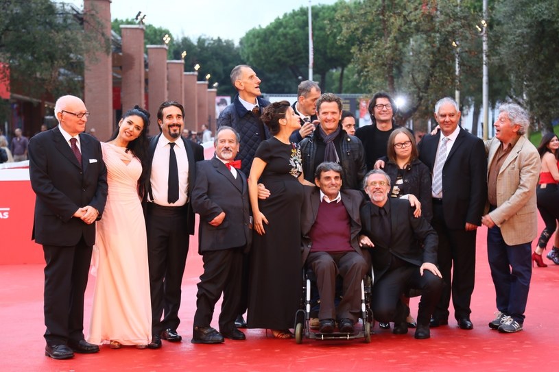 "Połączenie profesjonalnych aktorów, jak i ośmiu niepełnosprawnych kobiet i mężczyzn, którzy czuli się w pełni zespoleni ze swoimi filmowymi postaciami, było niezwykłym doświadczeniem" - mówi o filmie "Mam przyjaciół w niebie" reżyser Fabrizio Maria Cortes.