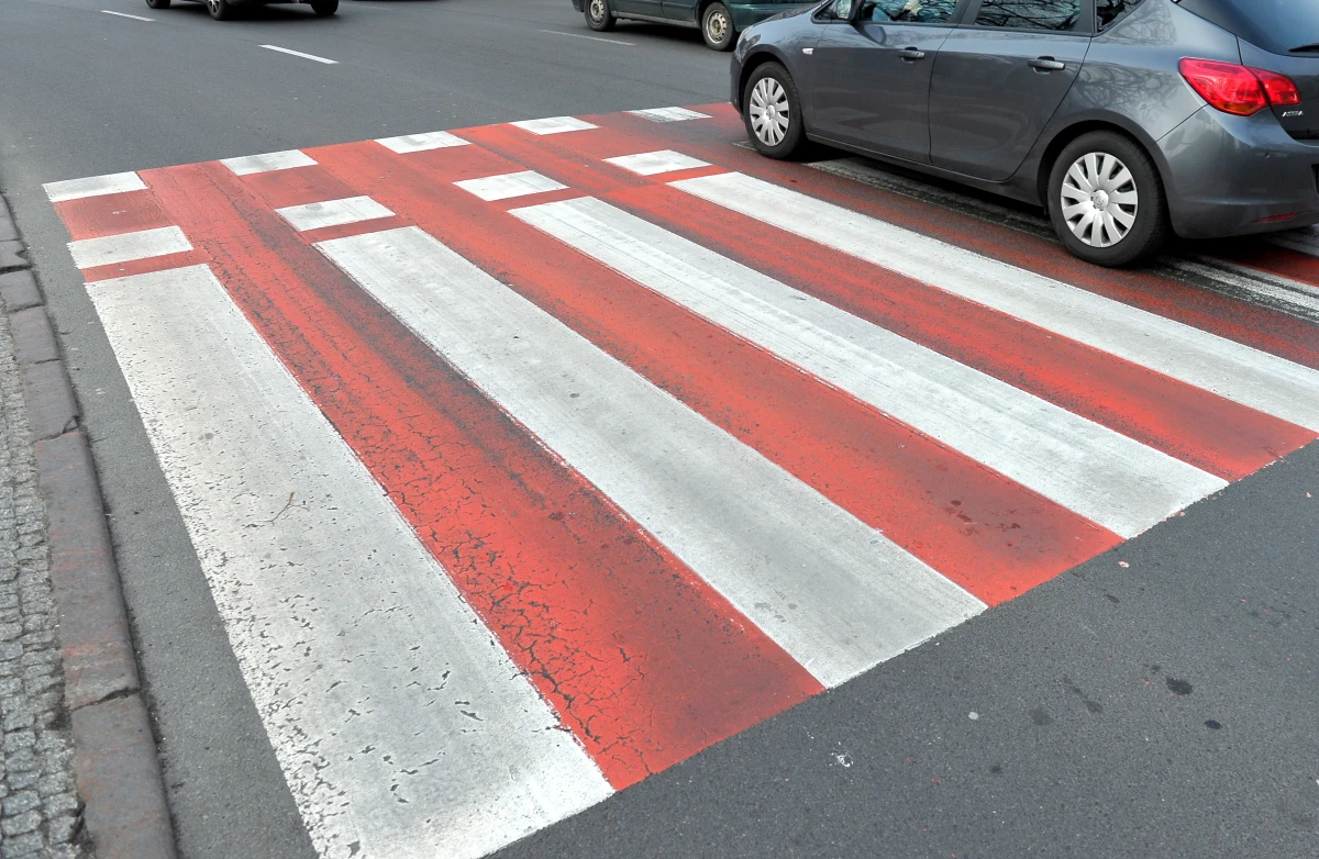 Jedna osoba zginęła, druga trafiła do szpitala po wypadku w Sosnowcu w Śląskiem. 61-letni kierowca osobówki na oznakowanym przejściu przy ul. Wojska Polskiego potrącił dwoje pieszych. 