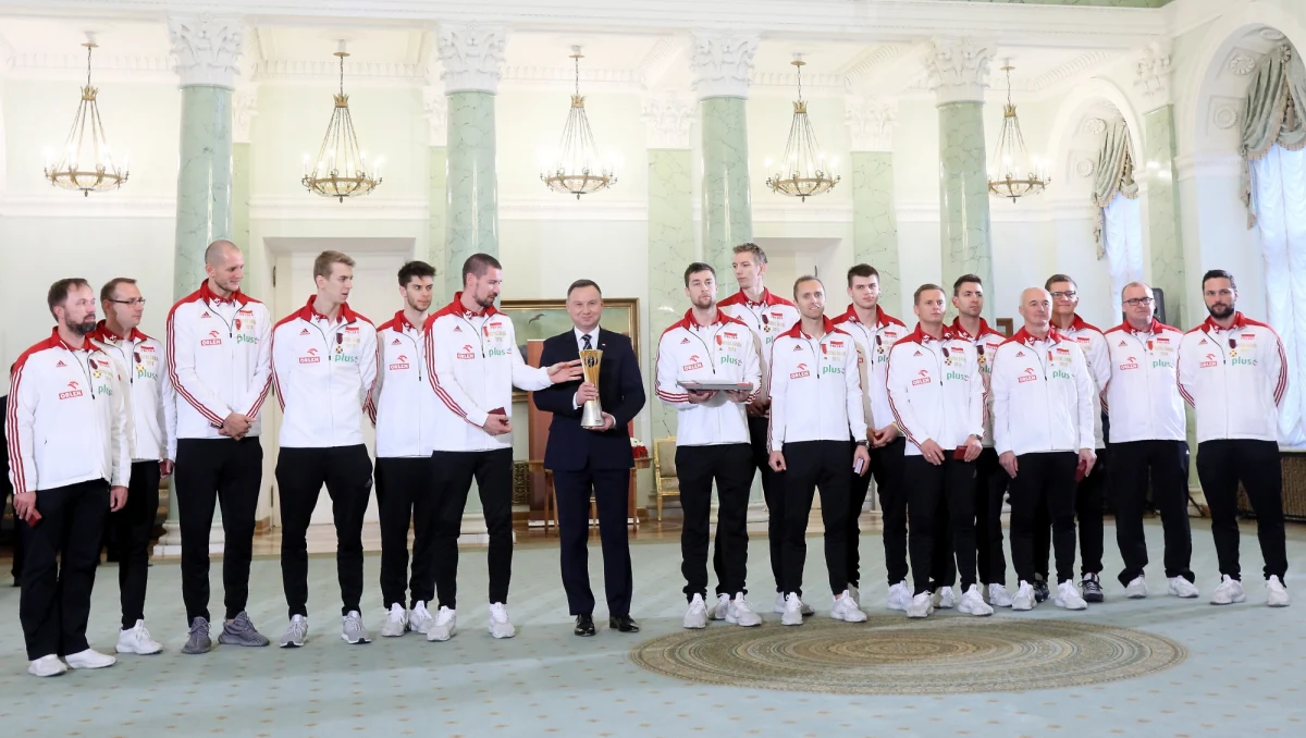 Zawodnicy drużyny mistrzów świata w siatkówce odebrali w Pałacu Prezydenckim wysokie odznaczenia państwowe. Najlepszy zawodnik turnieju finałowego MŚ Bartosz Kurek odznaczony został Krzyżem Oficerskim Orderu Odrodzenia Polski. Uroczyste spotkanie rozpoczęło się od odegrania hymnu.