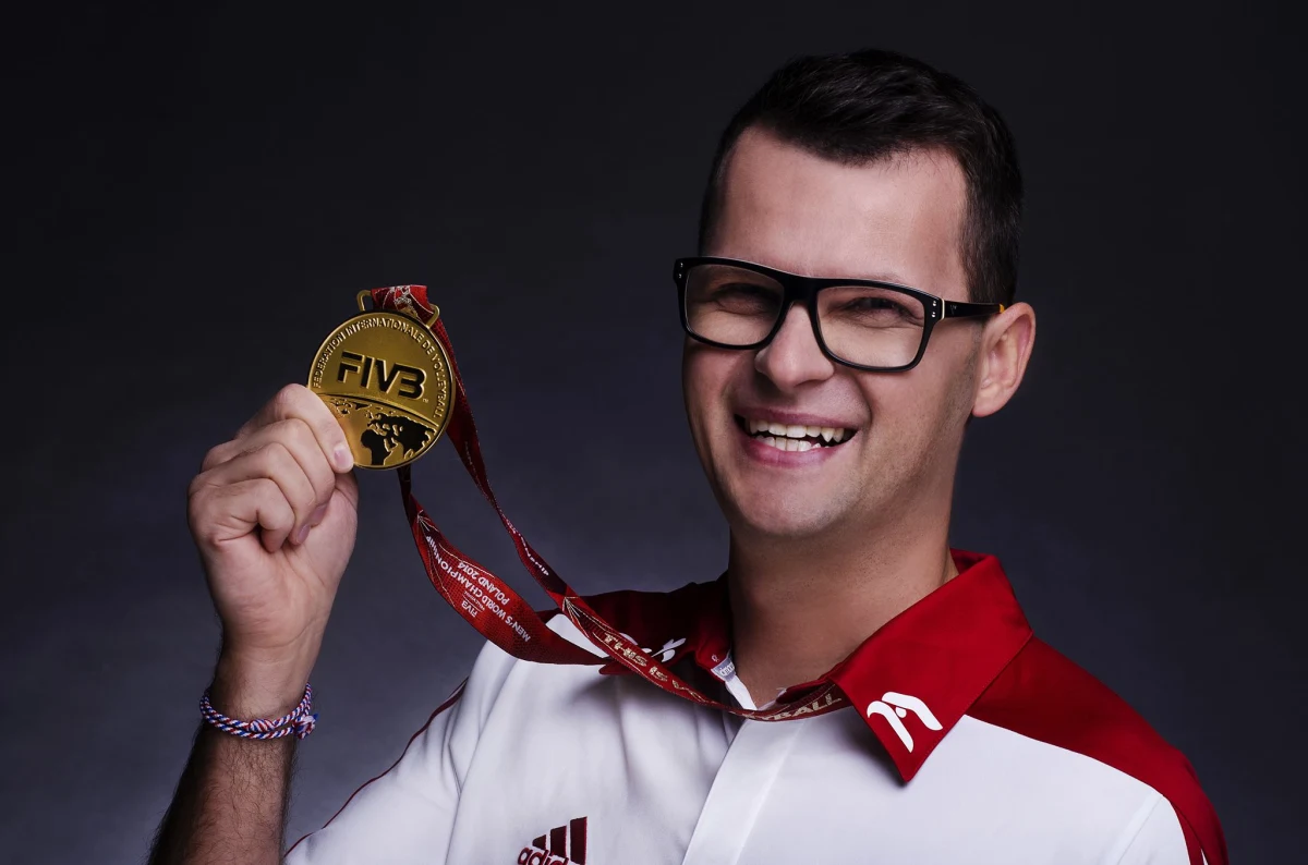 Cztery lata temu pomógł naszym siatkarzom w zdobyciu mistrzostwa świata. Dziś opowiada nam, jak z załamanego i będącego pod presją zawodnika zrobić gracza, który wznosi się na kosmiczny poziom. Jakub Bączek – trener mentalny – opowiedział Pawłowi Pawłowskiemu o tym, jak na grę wpływają m.in. dyskusje pod siatką, radość na parkiecie, czy sesje z psychologiem przed startem w ważnym turnieju.