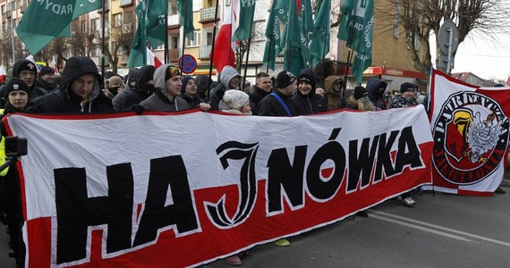 Rzecznik Praw Obywatelskich składa zażalenie na umorzenie śledztwa w sprawie Marszu Pamięci Żołnierzy Wyklętych w Hajnówce - dowiedział się reporter RMF FM. W lutym doszło tam do organizowanej m.in. przez ONR manifestacji, podczas której według RPO mogło dojść do publicznego propagowania rasizmu i faszystowskiego ustroju państwa. Użyto także faszystowskich symboli.