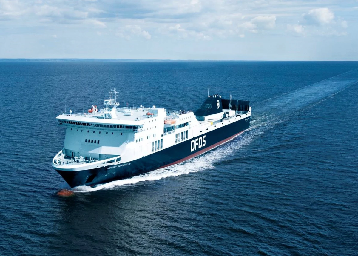 Prom Regina Seaways miał problemy na Bałtyku, na rosyjskich wodach, 135 kilometrów od Kaliningradu. Początkowo litewskie media informowały, że na jednostce wybuchł pożar. Według agencji Ria Novosti ogień został szybko stłumiony. Z kolei duńska firma DFDS, właściciel tej jednostki, twierdził, że nie było ognia, a jedynie dym spowodowany usterką. Prom samodzielnie dopłynął do Kłajpedy. Towarzyszyły mu litewskie okręty wojenne.