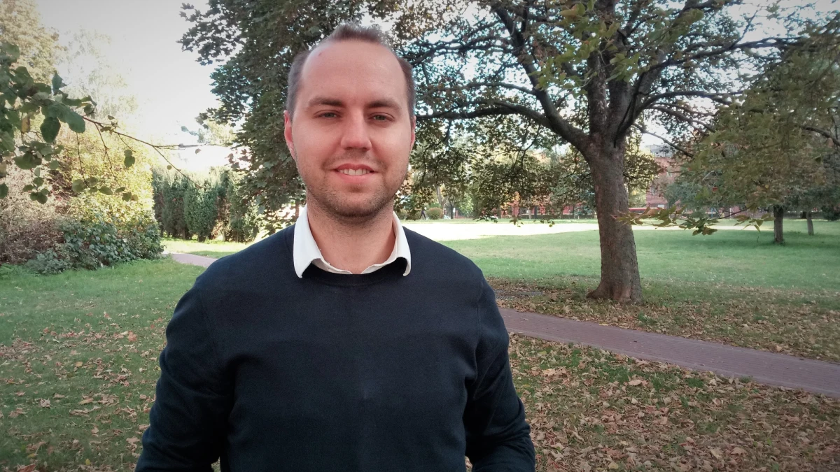 Kiedyś lasery femtosekundowe były konstrukcjami stricte naukowymi, wykorzystywanymi do badań. Teraz dąży się do tego, by je uprościć, by mogły opuścić laboratoria, wejść na stałe do przemysłu - mówi RMF FM Michał Nejbauer z produkującego takie lasery start-upu Fluence i Instytutu Chemii Fizycznej PAN w Warszawie. Budowę tych laserów, wykorzystywanych też np. do korekty wzroku umożliwiło odkrycie naukowców, wyróżnionych w tym roku nagrodą Nobla z fizyki - Francuza Gerarda Mourou i Kanadyjki Donny Strickland. Drugą połowę nagrody otrzymał Amerykanin Arthur Ashkin za stworzenie laserowej pęsety, którą można przechwytywać cząsteczki, wirusy, a nawet bakterie.