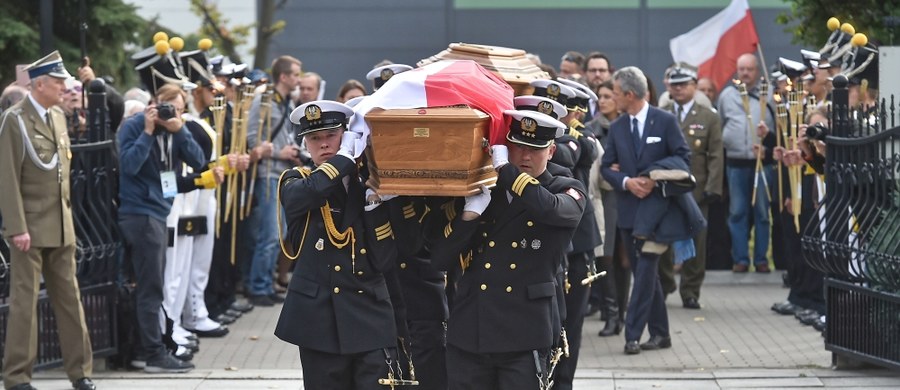 Na cmentarzu w Gdyni, z pełnym ceremoniałem wojskowym, pochowany został we wtorek Dowódca Obrony Wybrzeża z 1939 roku Józef Unrug wraz z żoną Zofią.  Przed dwoma laty Biuro Bezpieczeństwa Narodowego podjęło starania o sprowadzenie do Polski prochów małżonków. 