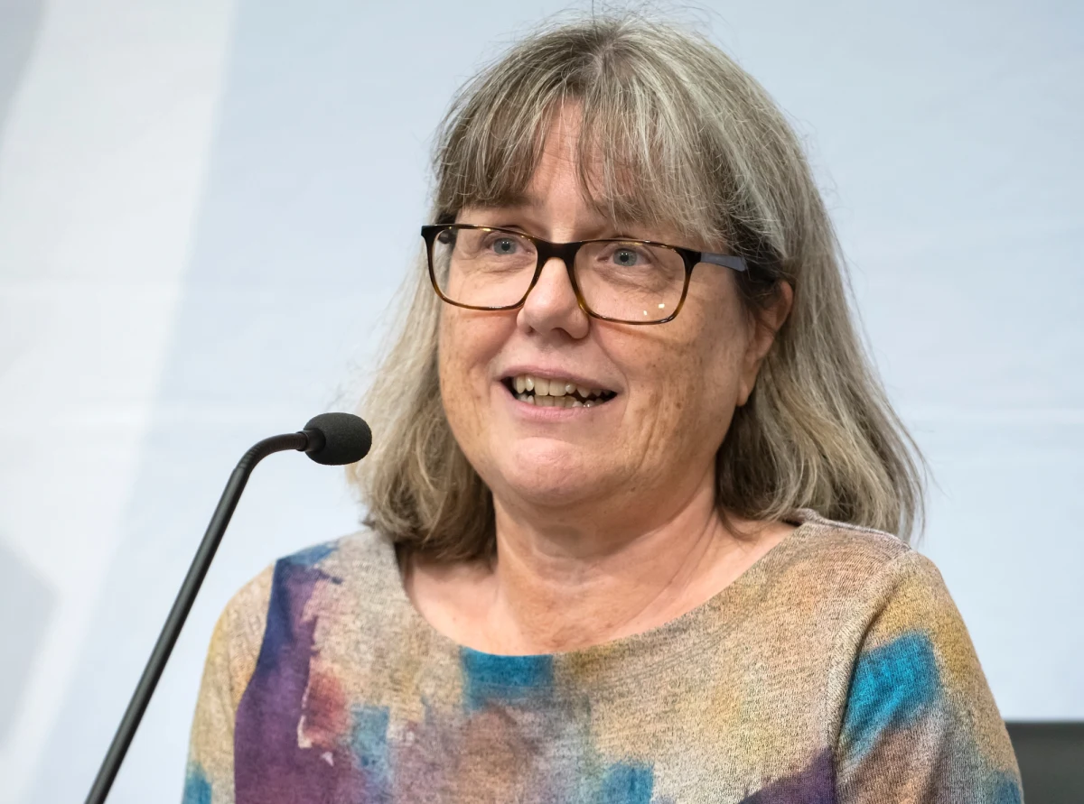 Tegoroczną nagrodę Nobla w dziedzinie fizyki przyznano za przełomowe odkrycia w dziedzinie fizyki laserów. Amerykanin Arthur Ashkin otrzymał połowę nagrody za stworzenie optycznej, laserowej pęsety, z pomocą której można manipulować obiektami biologicznymi. Druga połowa nagrody trafiłą do Francuza Gerarda Mourou i Kanadyjki Donny Strickland za opracowanie metod generowanie bardzo intensywnych i ultrakrótkich impulsów światła. Strickland to dopiero trzecia kobieta w historii wyróżniona nagrodą Nobla z fizyki. Przed nią były tylko Maria Skłodowska-Curie w 1903 roku i Maria Goeppert-Mayer w roku 1963. 96-letni Arthur Ashkin jest z kolei najstarszym laureatem nagrody Nobla w historii.