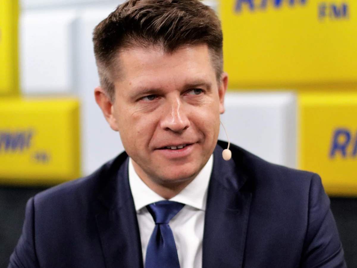 "Nie ma takiej perspektywy. Nie mogę się utożsamiać z partią, która licytuje się z PiS-em na populizm" - mówi w Porannej rozmowie w RMF FM Ryszard Petru pytany o to, co odpowiedziałby Sławomirowi Neumannowi, który na naszej antenie złożył mu propozycję przystąpienia do Platformy Obywatelskiej. "PO nie reprezentuje ludzi z inicjatywą" - dodaje gość Roberta Mazurka. I kategorycznie podkreśla: "Nie mam zamiaru w życiu łączyć się z Platformą, która nie reprezentuje ludzi, którzy mówią o wolności gospodarczej...". Co gość Porannej rozmowy mówi natomiast o ewentualnej koalicji z PO? "To zależy" – odpowiada Petru. 