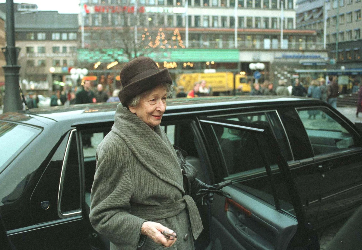 Dziś mijają 22 lata od przyznania Wisławie Szymborskiej literackiej nagrody Nobla. 3 października 1996 roku poetka pisała wiersz w swoim pokoju w Domu Pracy Twórczej Astoria w Zakopanem, kiedy zadzwonił do niej pracownik Akademii Szwedzkiej.