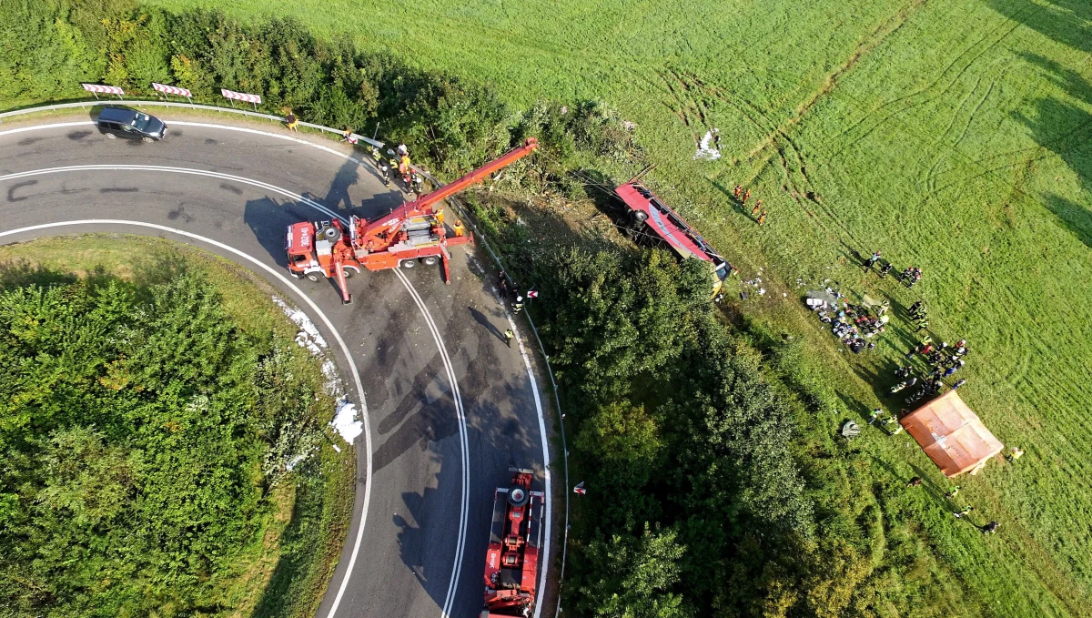 Kierowca ukraińskiego autokaru, który w sierpniu spadł ze skarpy w Leszczawie Dolnej na Podkarpaciu, był pod wpływem substancji psychotropowych. To mogły być narkotyki lub dopalacze - wynika z opinii biegłych. 