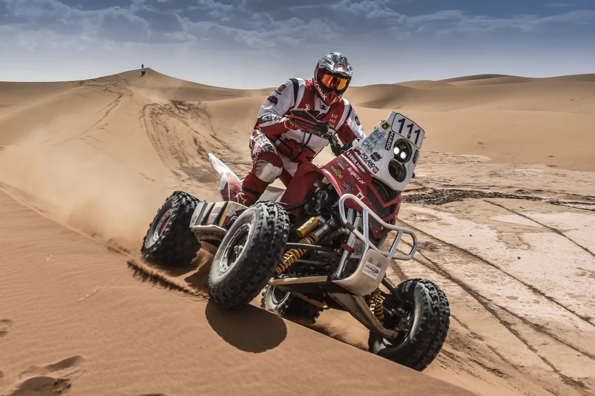 Kilkanaście śrub i prętów w kolanie, dziewięć miesięcy mozolnej rehabilitacji i dwa wycieńczające rajdy w Ameryce Południowej. Taką drogę pokrótce przeszedł Rafał Sonik, żeby stanąć w najbliższy czwartek na starcie Rajdu Maroka i walczyć o podium klasyfikacji generalnej. W finałowej rundzie zmagań Polak ma realne szanse sięgnąć po swój dziesiąty i jedenasty medal Pucharu Świata. 