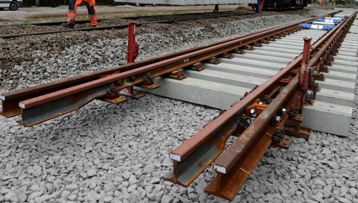 Pierwsze wypłaty zaległości dla podwykonawców pracujących dla Astaldi na kontrakcie kolejowym Warszawa - Lublin rozpoczną się w czwartek - poinformował w środę członek zarządu PKP PLK Arnold Bresch. Dodał, że na początek wypłaconych ma być 15 mln zł. Włoski gigant wycofał się w piątek z dwóch kontraktów na modernizację linii kolejowych na trasach Warszawa-Lublin i Poznań-Wrocław i może zalegać z płatnościami na kilkadziesiąt milionów złotych.