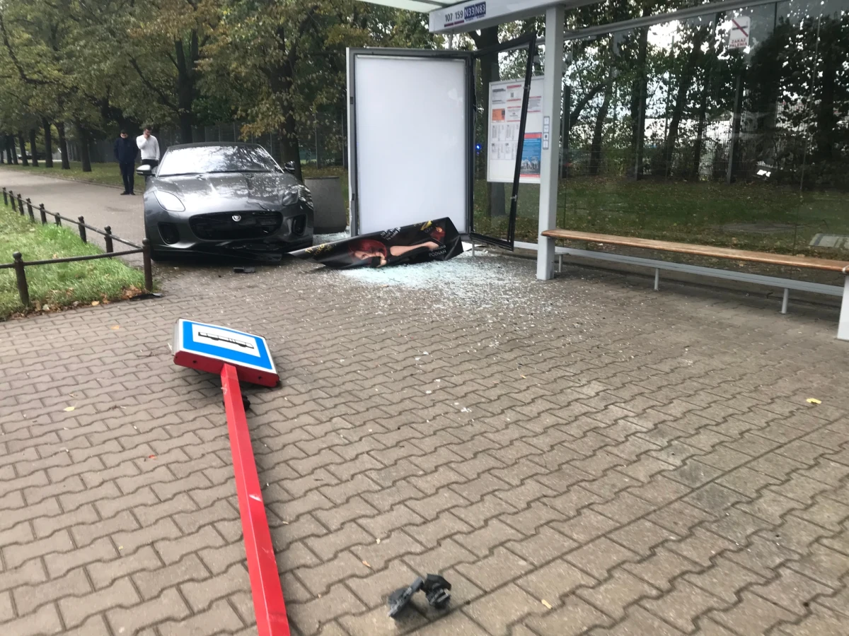 Kierowca wjechał w przystanek autobusowy w Warszawie, przy ulicy Rozbrat - taką informację w środę dostaliśmy na Gorącą Linię RMF FM. 