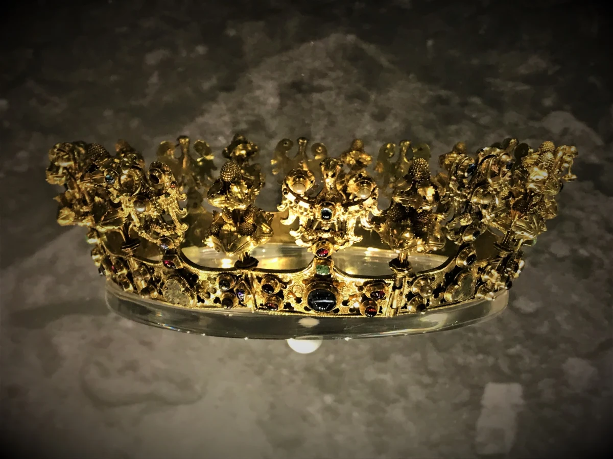 Trzydzieści lat temu odkryto unikatowy na skalę światową Skarb Średzki. Z tej okazji Muzeum Narodowe we Wrocławiu zaprasza na specjalną wystawę, na której prezentowane są klejnoty po konserwacji i częściowej rekonstrukcji. Po raz pierwszy razem pokazywane są wszystkie elementy skarbu: klejnoty, złote i srebrne monety, także te z wcześniejszego o trzy lata znaleziska w Środzie Śląskiej, oraz fragmenty naczyń ceramicznych, w których skarb był trzymany przez średniowiecznych właścicieli. Na wystawie prezentowane są także fotografie, rysunki i dokumenty z czasów odkrycia.