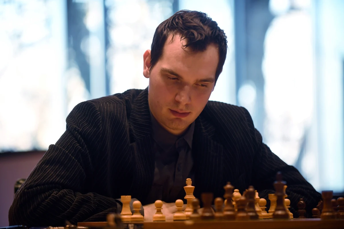 Polacy sensacyjnie wygrali w dziewiątej rundzie z prowadzącą w klasyfikacji, broniącą tytułu reprezentacją USA 2,5:1,5 i zostali liderami turnieju open Olimpiady Szachowej, rozgrywanej w Batumi. Polki wygrały z Litwą 3:1.