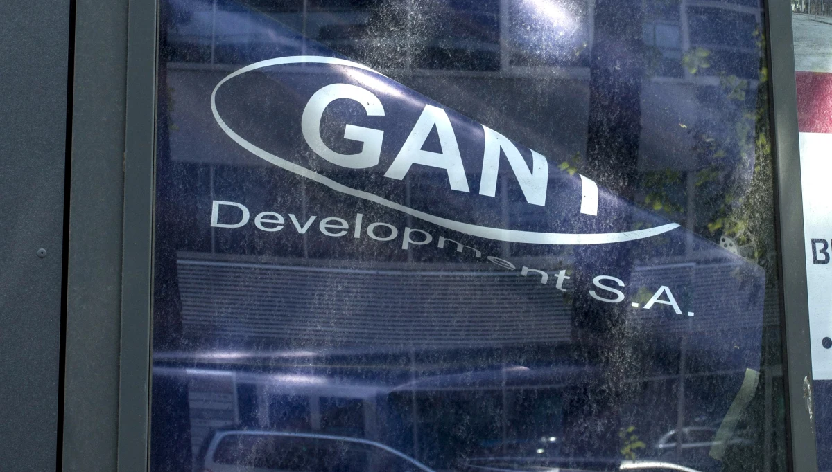 Sąd zadecydował o trzymiesięcznym areszcie dla byłych prezesów Gant Development Karola K. i Dariusza M. oraz byłej dyrektor w tej spółce Danuty K. i Luizy B., która była z nią powiązana kapitałowo. Prokuratura przedstawiła im m.in. zarzuty udziału w zorganizowanej grupie przestępczej.